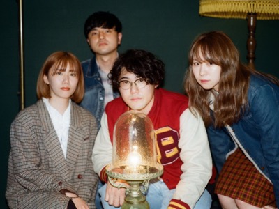 ランプを囲む4人 (2021)
