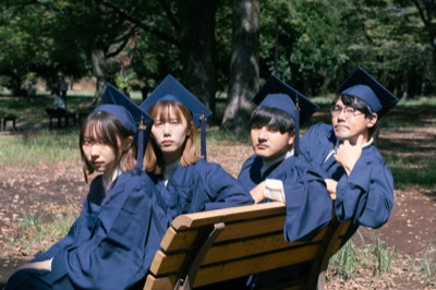 卒業ガウンでベンチに座る4人 (2022)